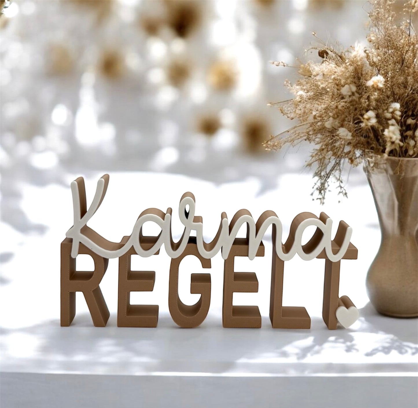 Schriftzug „Karma regelt“ – modernes Designobjekt mit klarer Botschaft